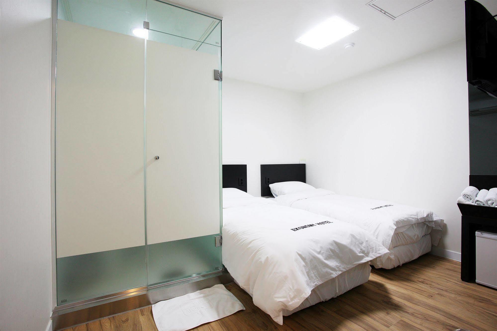 Ekonomy Hotel Myeongdong Central Сеул Екстер'єр фото