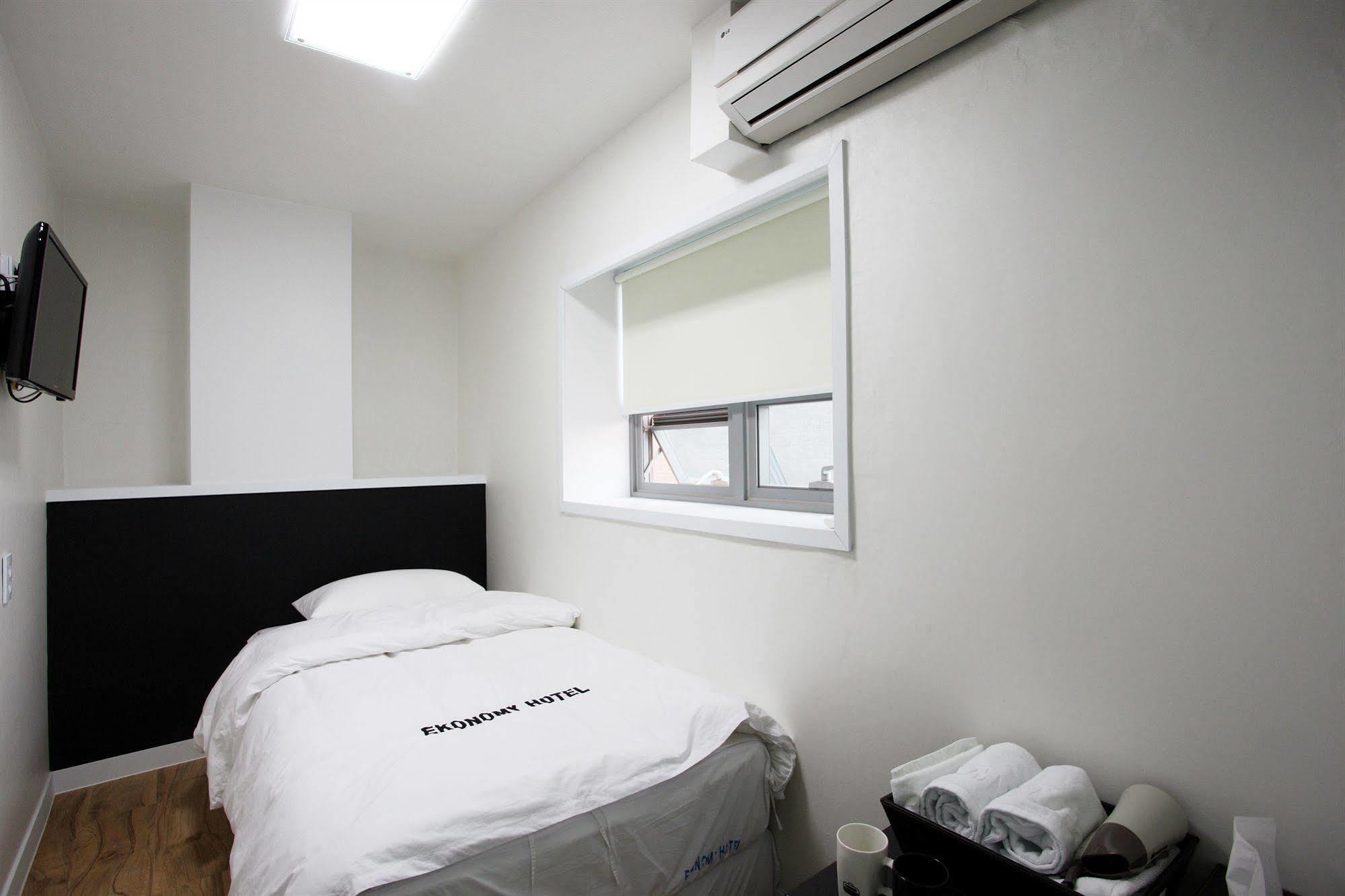 Ekonomy Hotel Myeongdong Central Сеул Екстер'єр фото