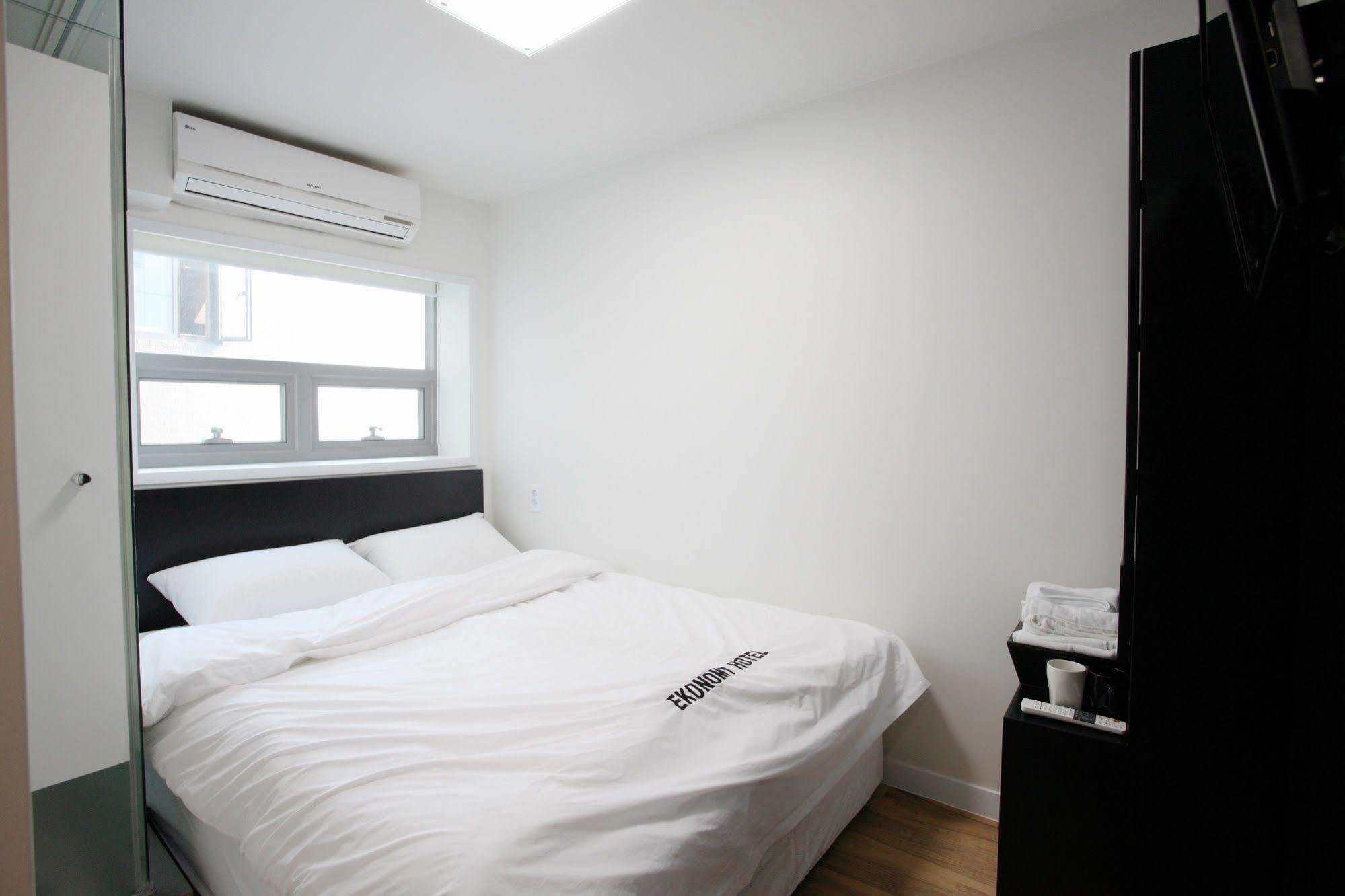 Ekonomy Hotel Myeongdong Central Сеул Екстер'єр фото