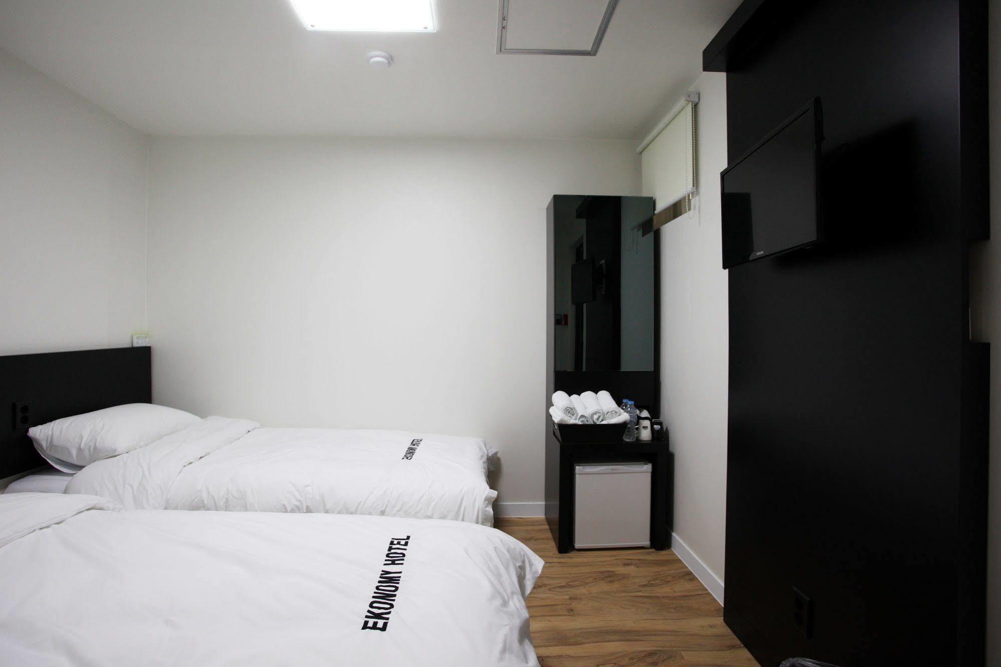 Ekonomy Hotel Myeongdong Central Сеул Екстер'єр фото