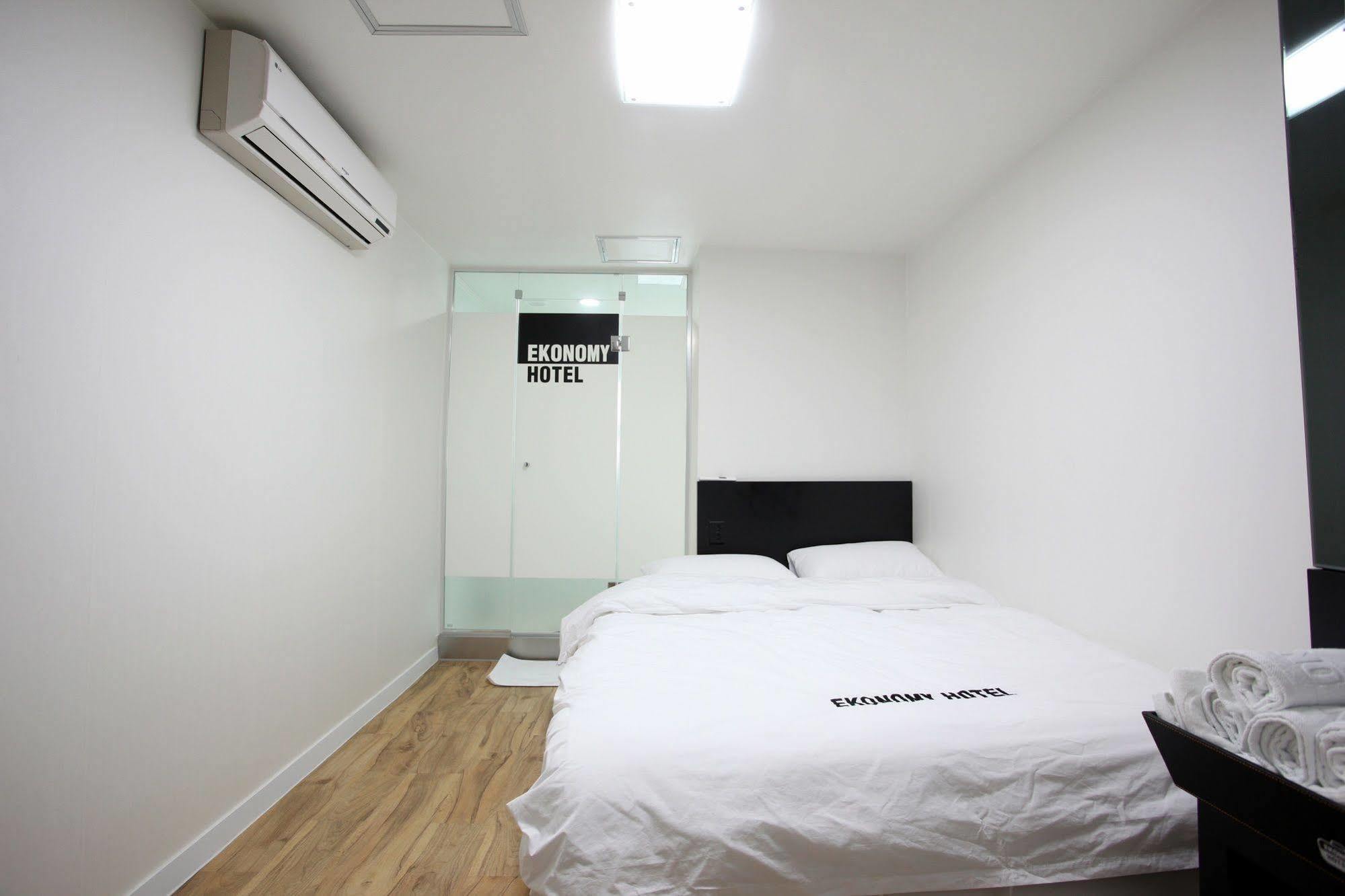 Ekonomy Hotel Myeongdong Central Сеул Екстер'єр фото