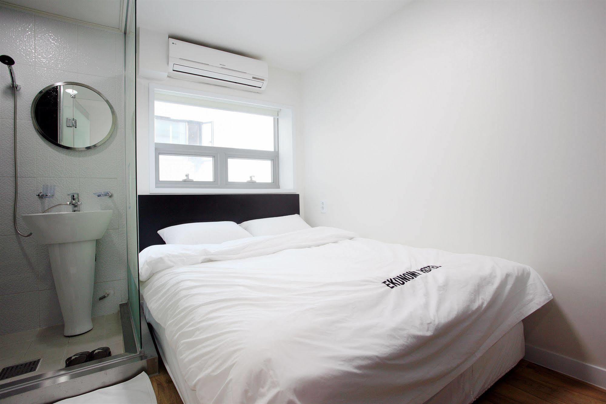 Ekonomy Hotel Myeongdong Central Сеул Екстер'єр фото