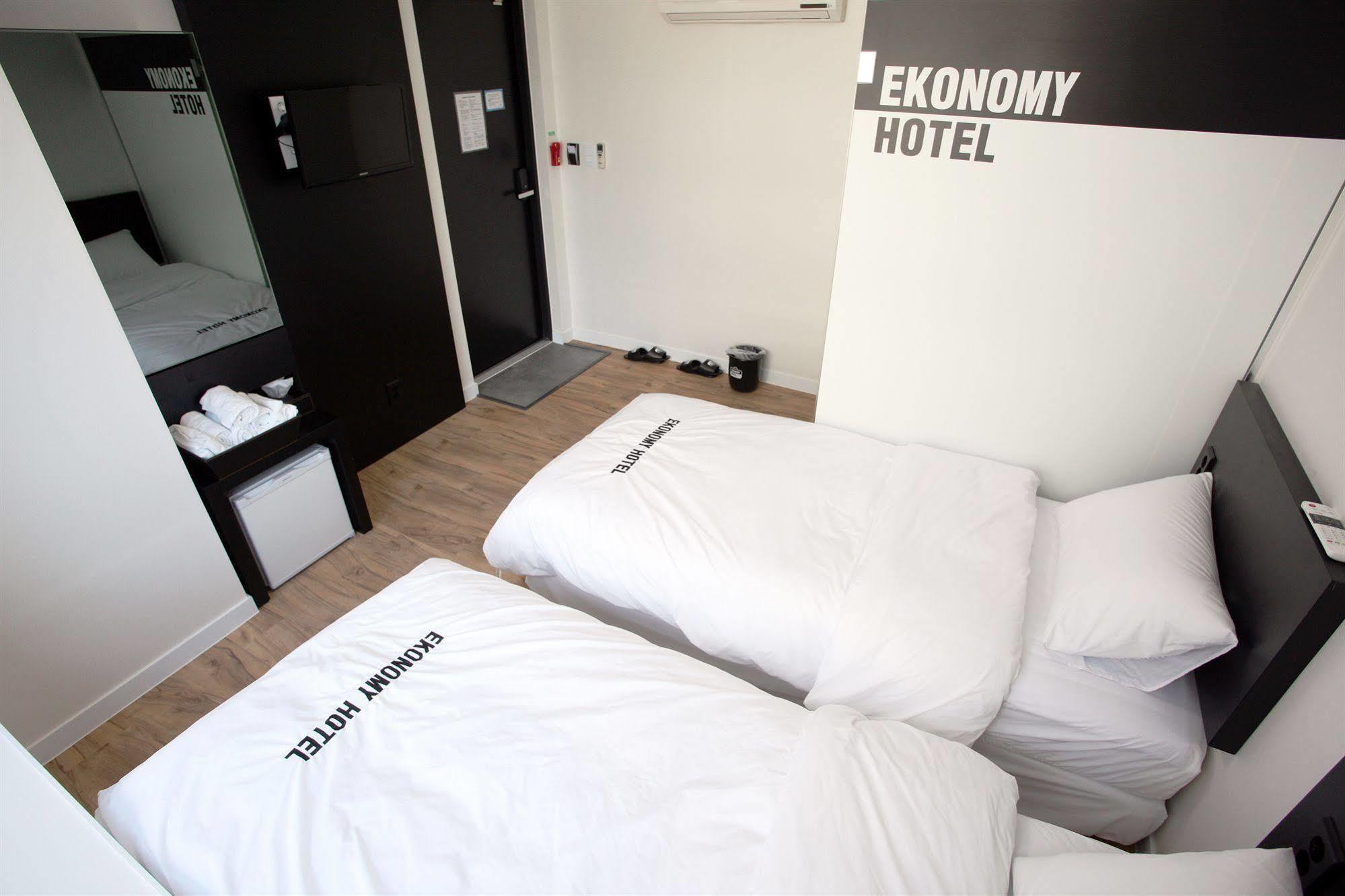 Ekonomy Hotel Myeongdong Central Сеул Екстер'єр фото