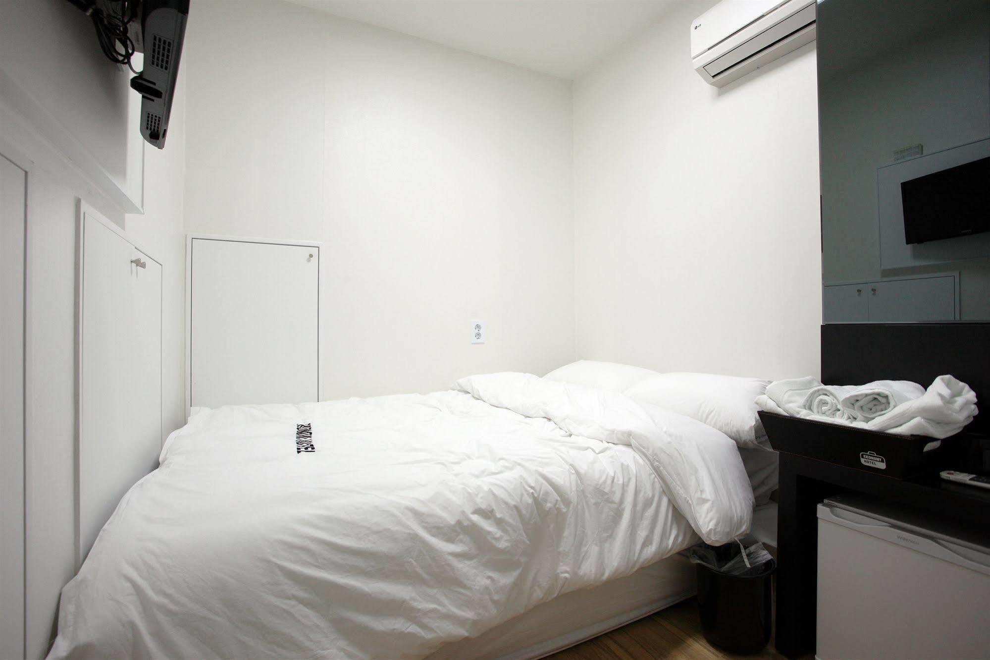 Ekonomy Hotel Myeongdong Central Сеул Екстер'єр фото