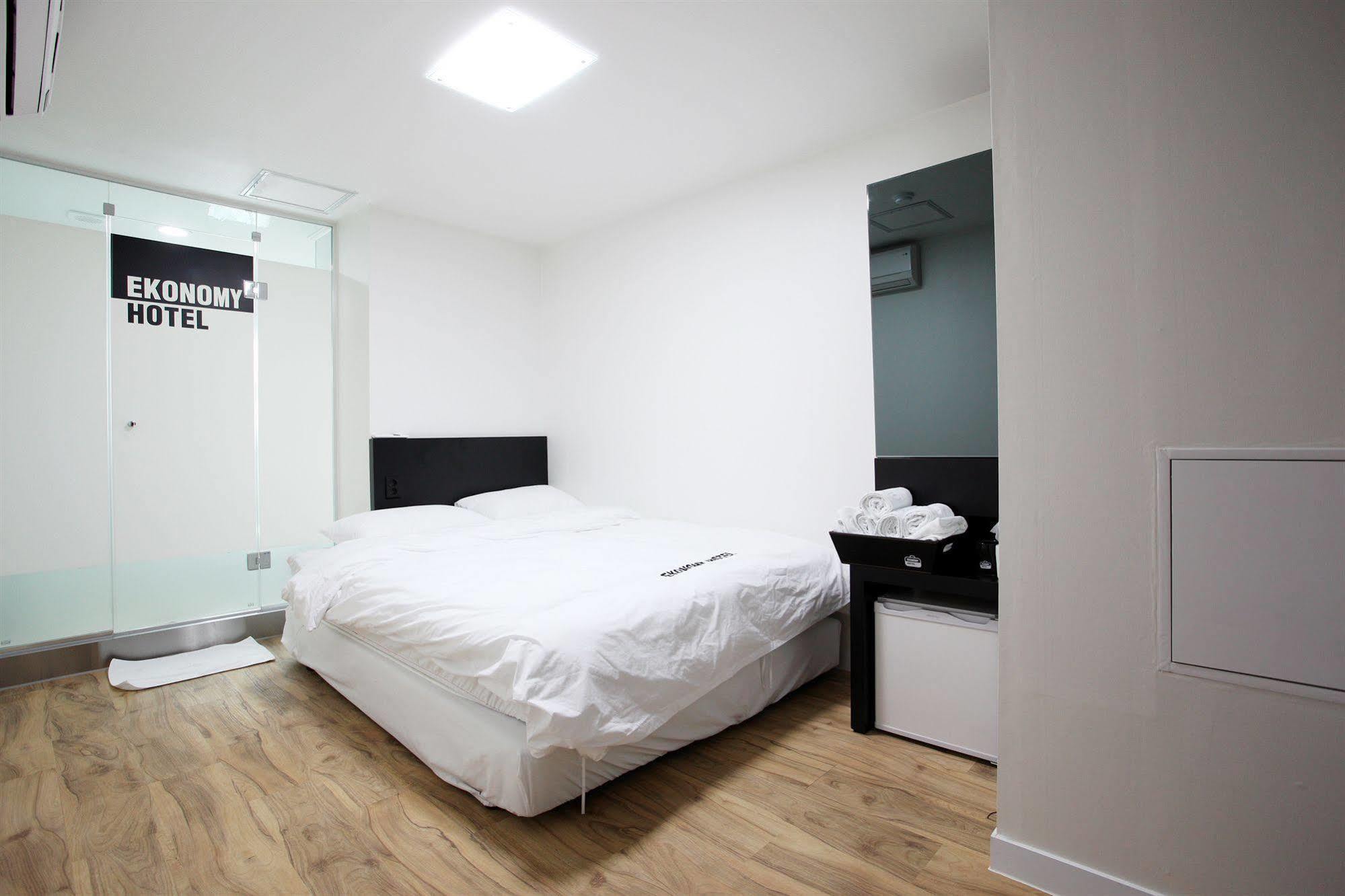 Ekonomy Hotel Myeongdong Central Сеул Екстер'єр фото