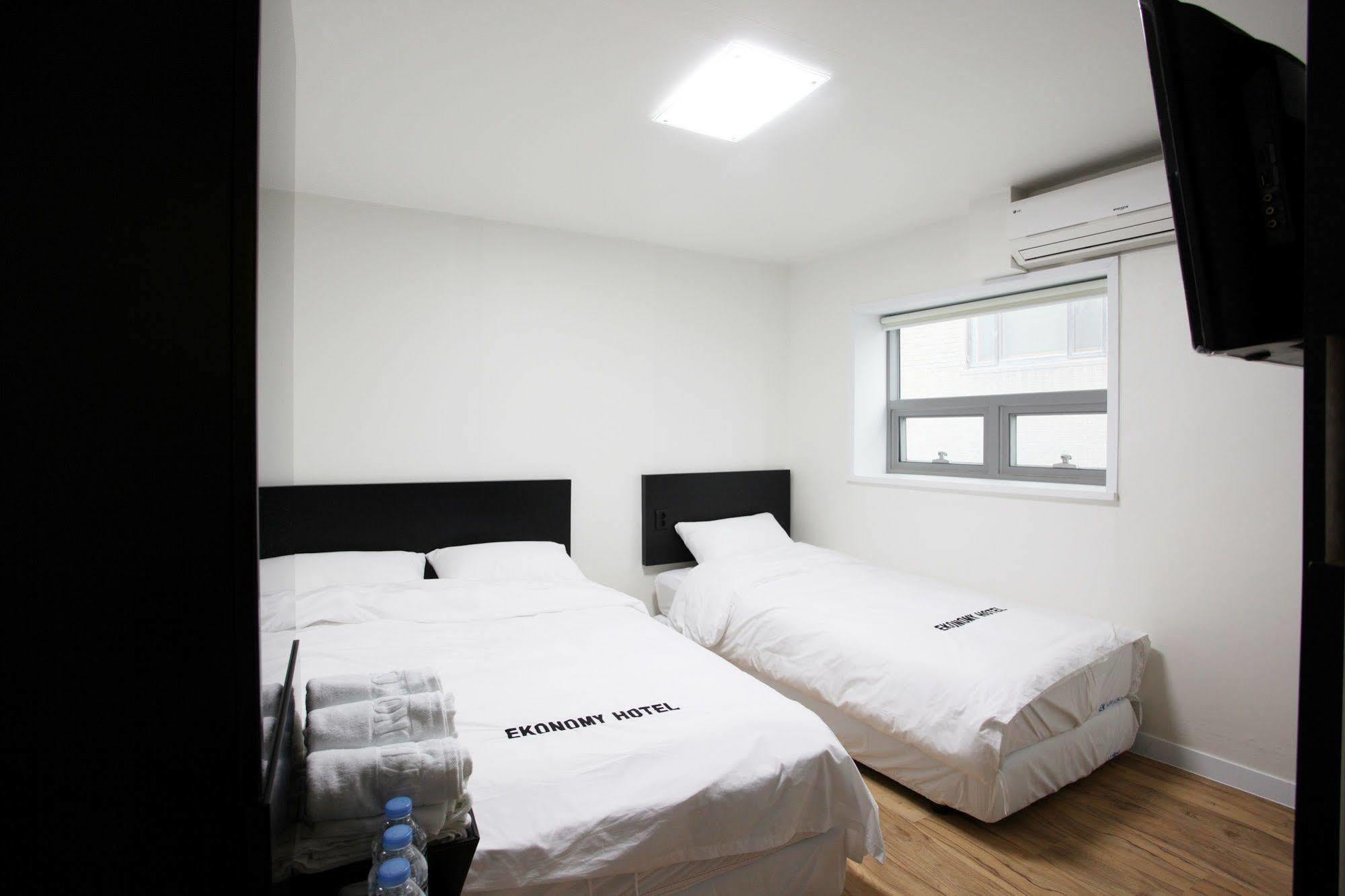Ekonomy Hotel Myeongdong Central Сеул Екстер'єр фото