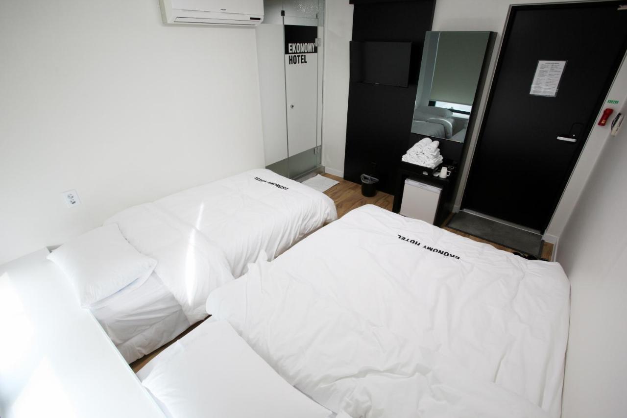 Ekonomy Hotel Myeongdong Central Сеул Екстер'єр фото