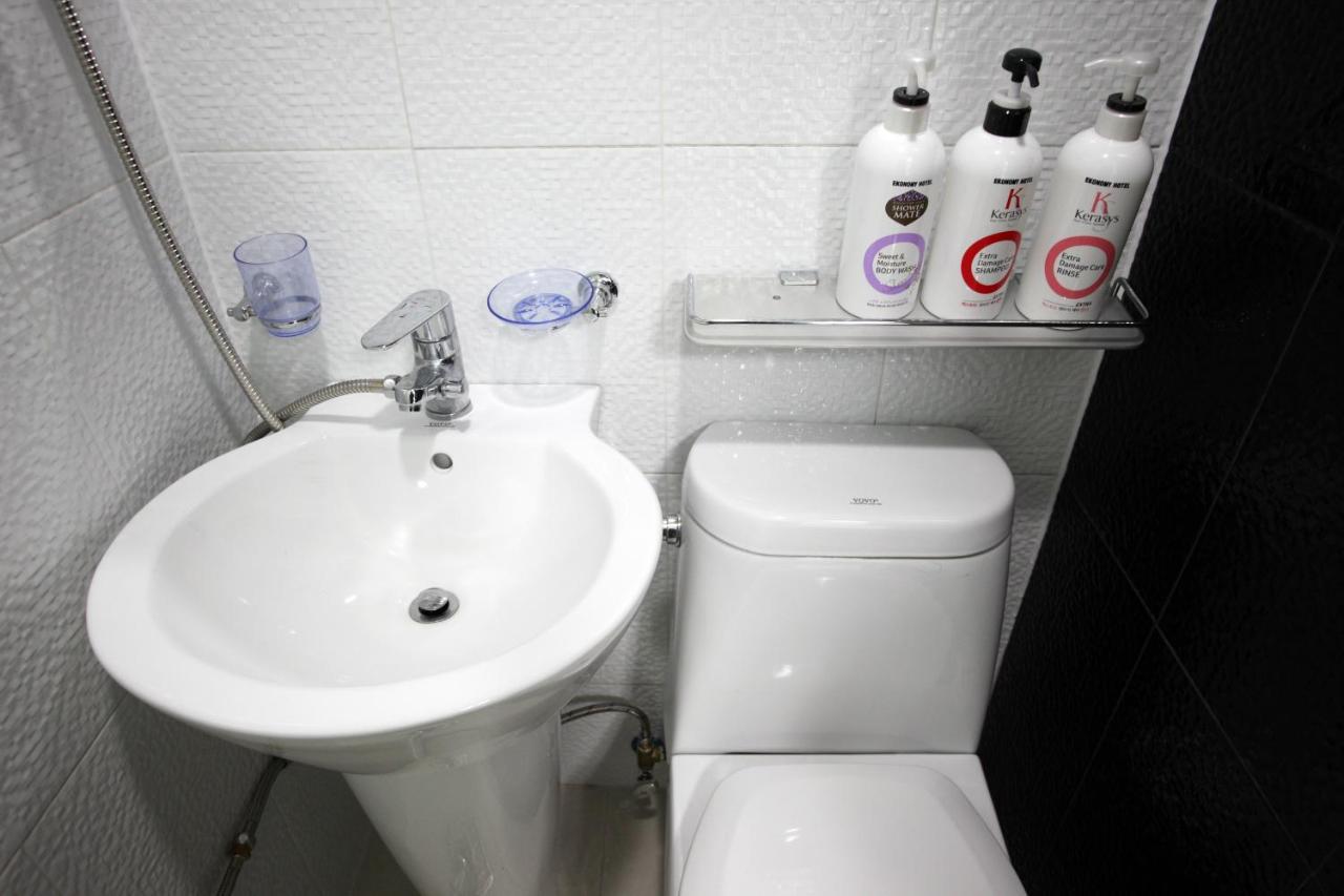 Ekonomy Hotel Myeongdong Central Сеул Екстер'єр фото